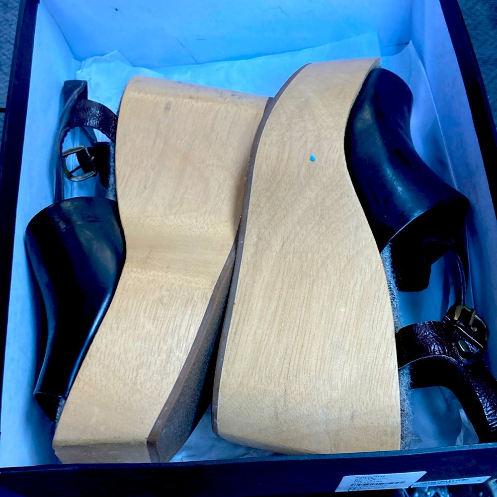 LATFORM WEDGE CLOG SANDAL.